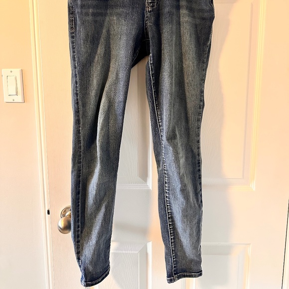 Maurices Everflex High-Rise Super Skinny Curvy Jeans - Picture 2 of 5